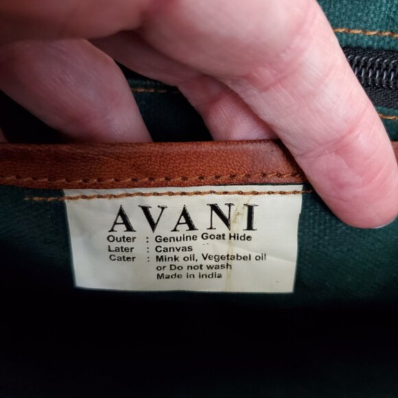 Vintage Avani leather mini messenger style crossbody - Picture 5 of 10